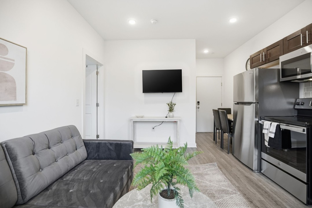 Fairmount Square 1528-3F · Unit 1/1