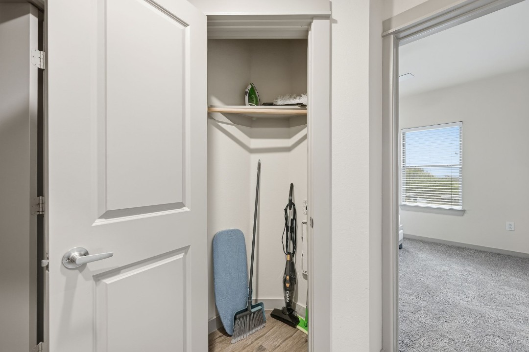 Chisholm Trace · Unit 812 2/2