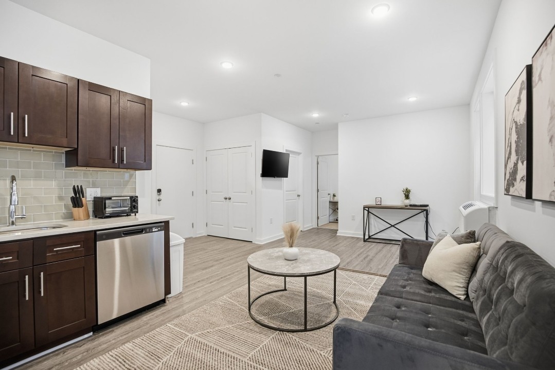 Fairmount Square 1528- 2H · Unit 1/1