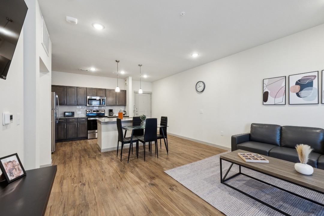 Chisholm Trace · Unit 422 2/2