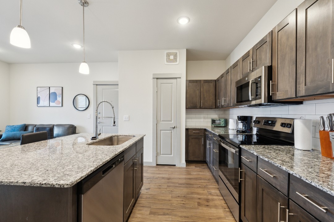 Chisholm Trace · Unit 933 1/1