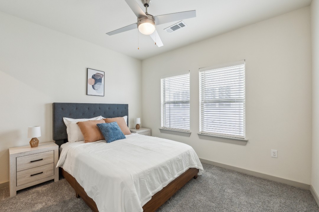 Chisholm Trace · Unit 827 2/2