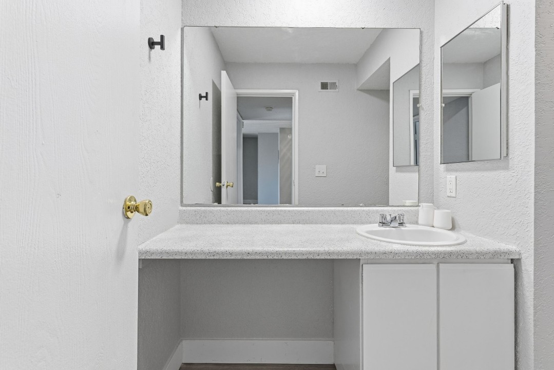 Hillcrest 8304E · Unit 1/1