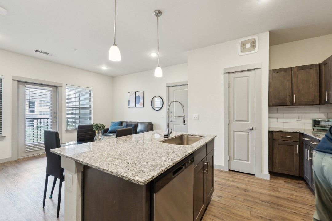 Chisholm Trace · Unit 933 1/1