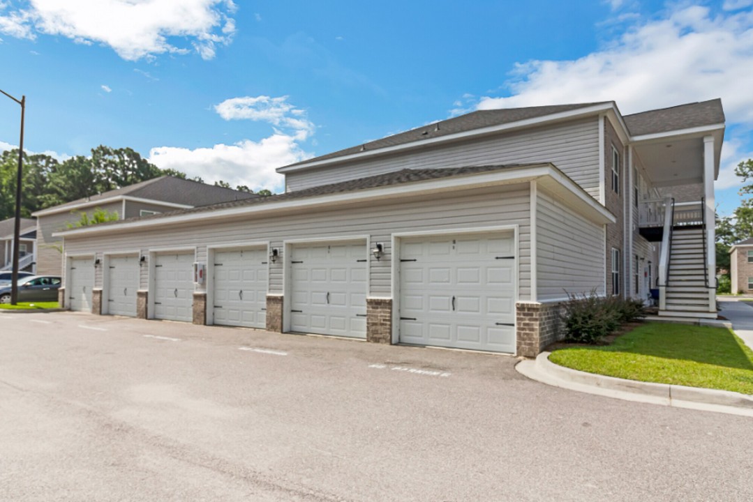 Hickory Grove · Unit 705 2/2