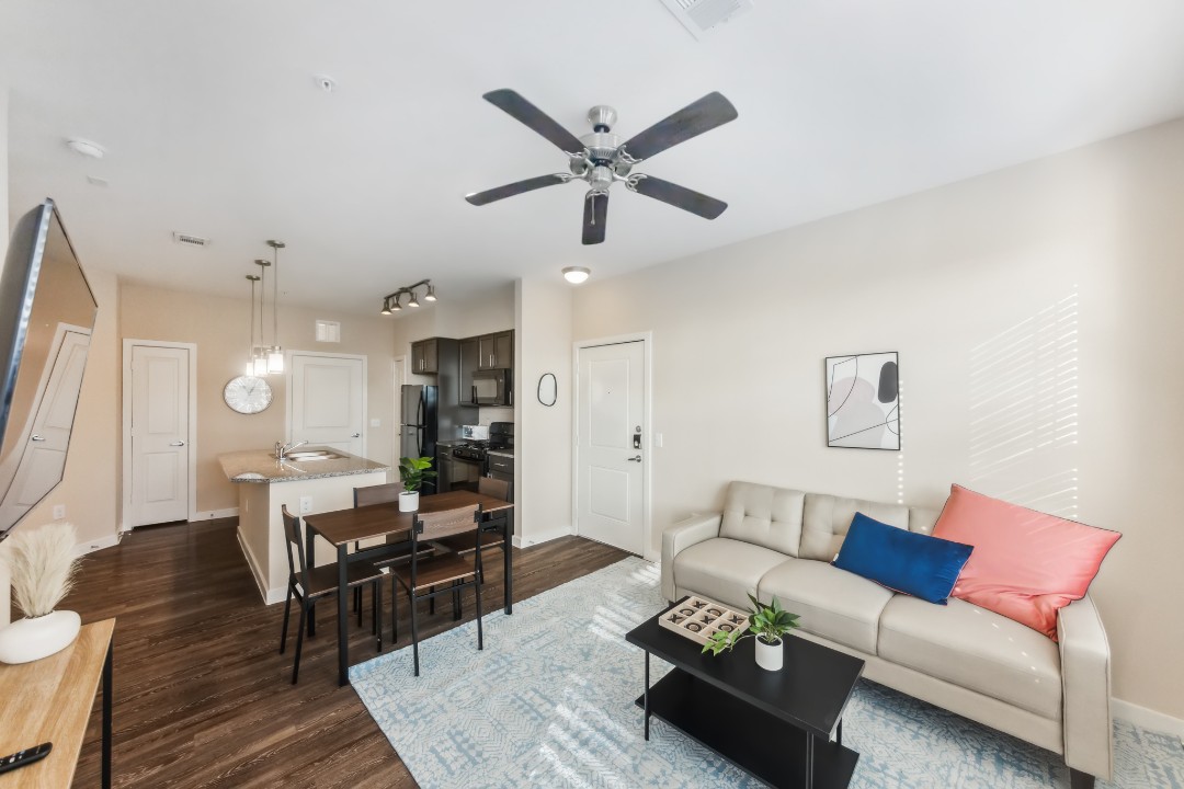 Smart Living Cullen, · Unit 3305 1/1