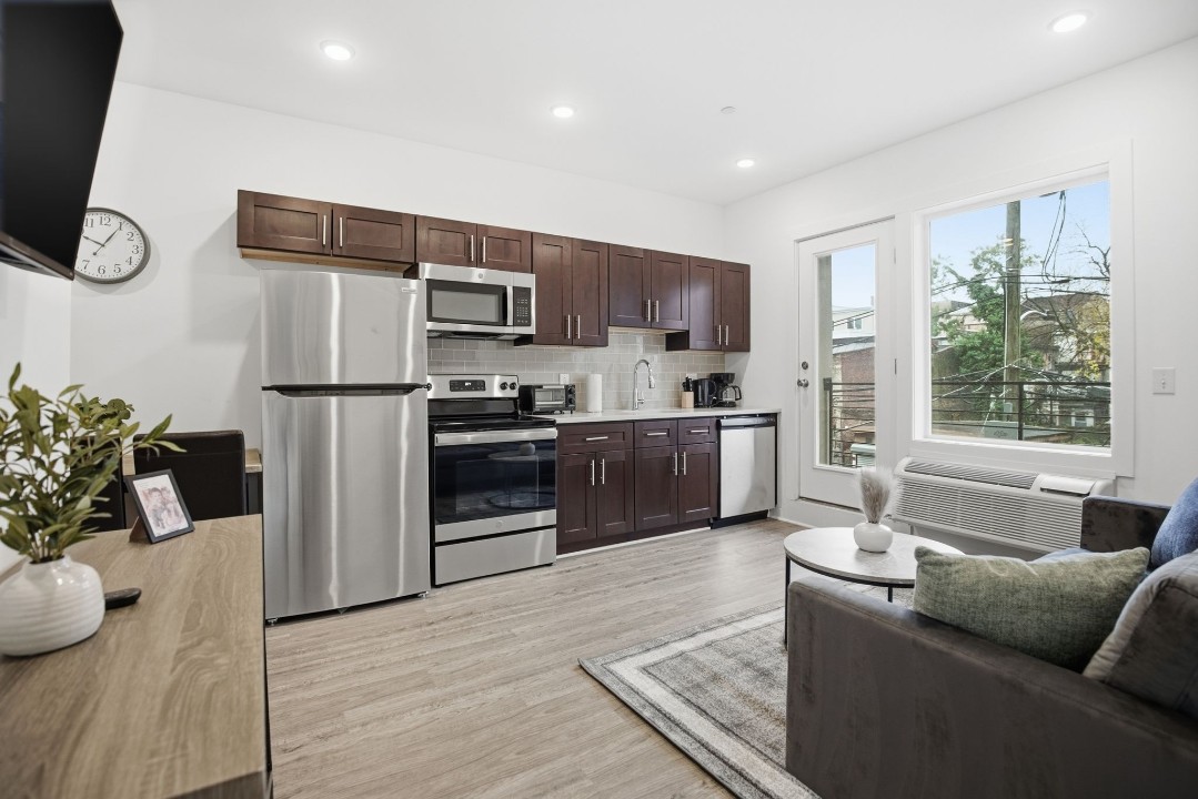 Fairmount Square 1528-2F · Unit 1/1