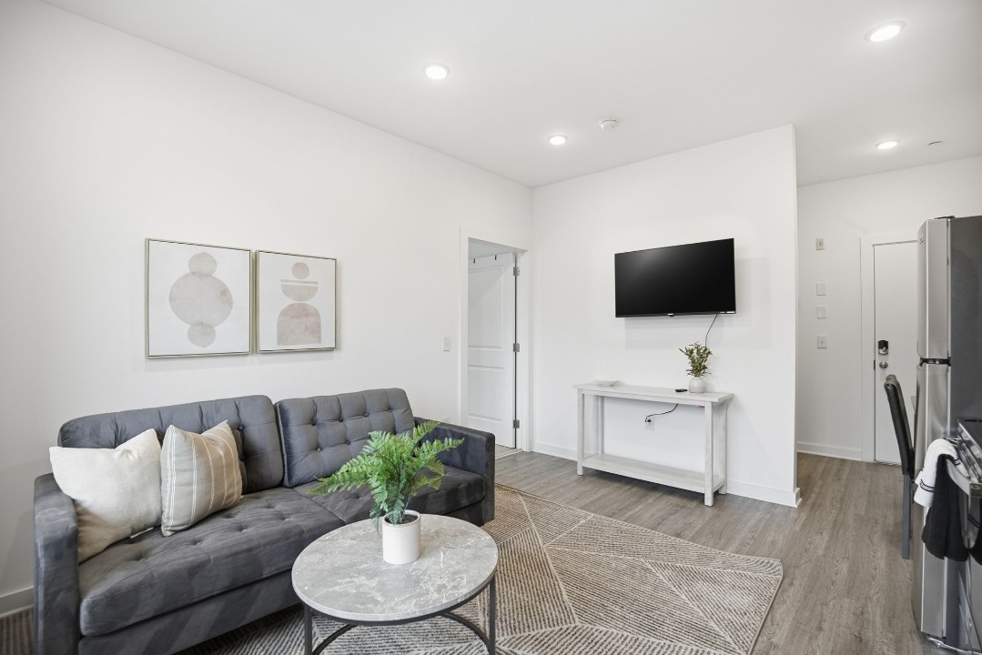 Fairmount Square 1528-3F · Unit 1/1