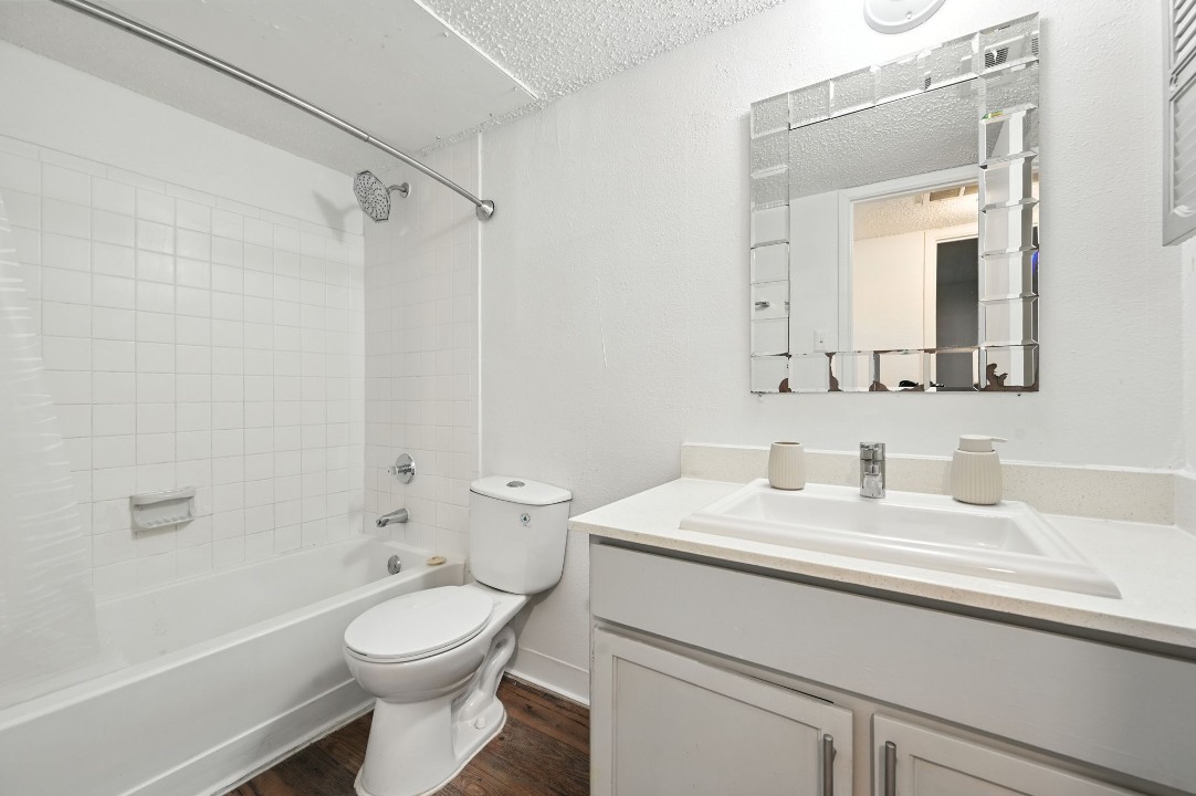 Mueller Flats · Unit 212 2/2