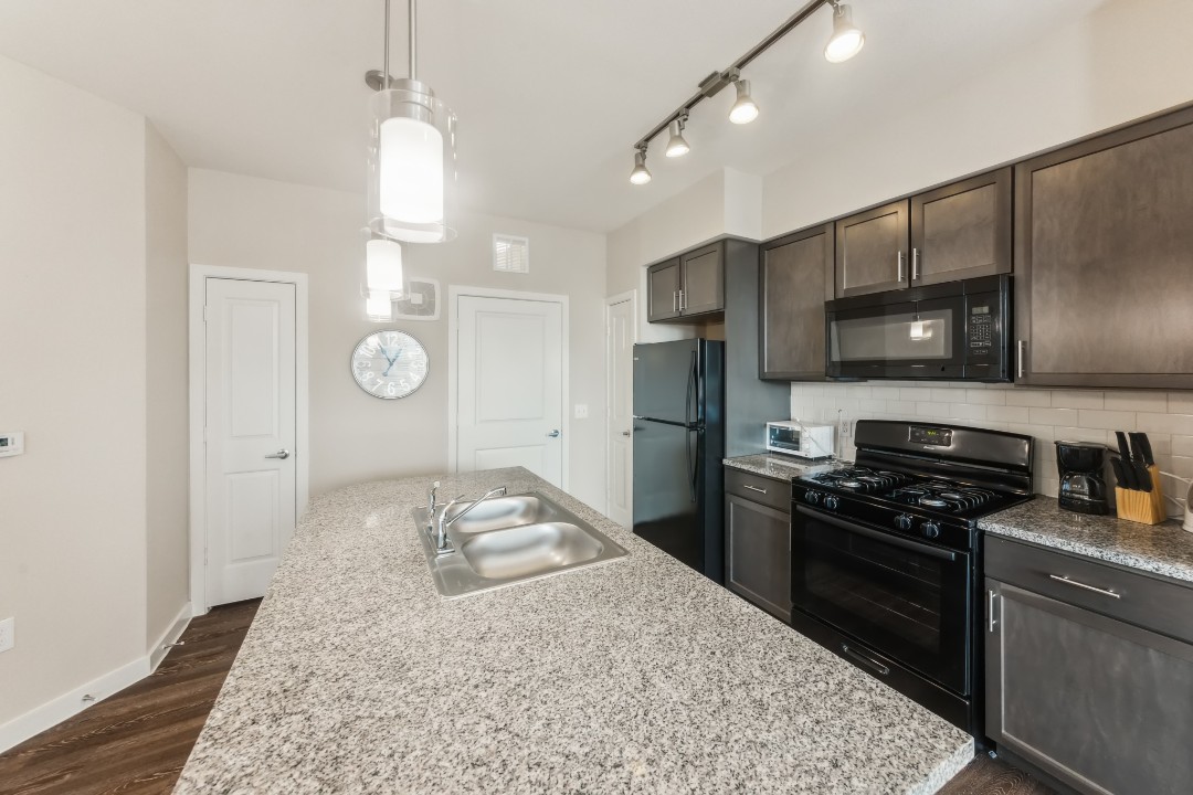 Smart Living Cullen, · Unit 3305 1/1