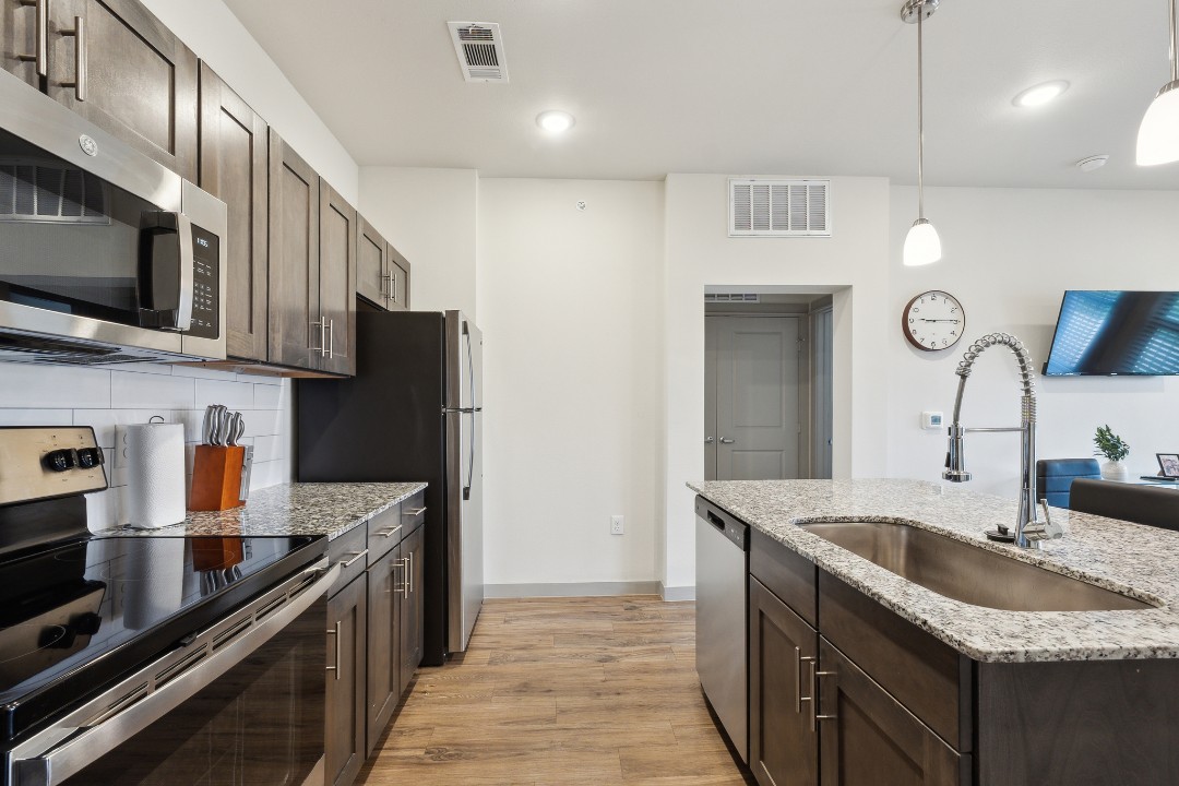 Chisholm Trace · Unit 933 1/1