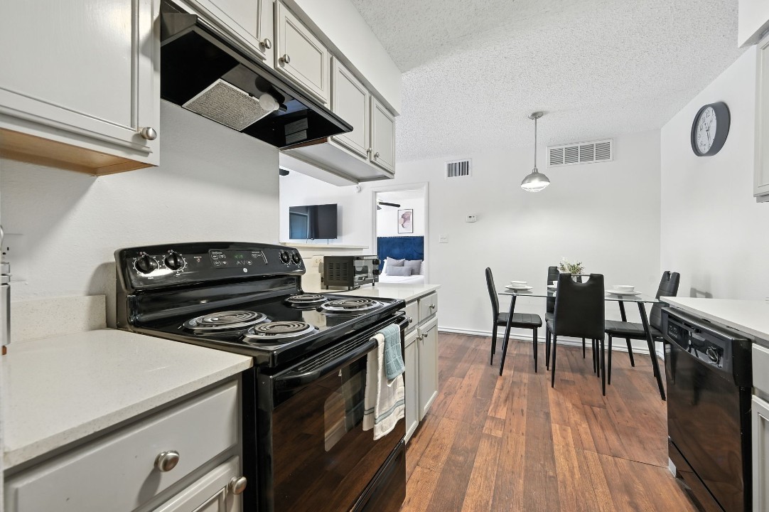 Mueller Flats · Unit 1508 1/1
