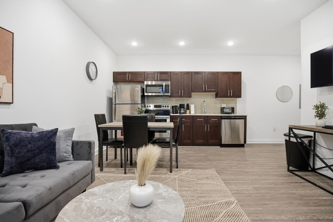 Fairmount Square 1528- 2G · Unit 1/1