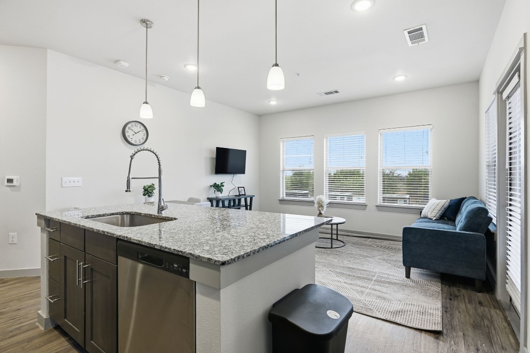 Chisholm Trace · Unit 812 2/2