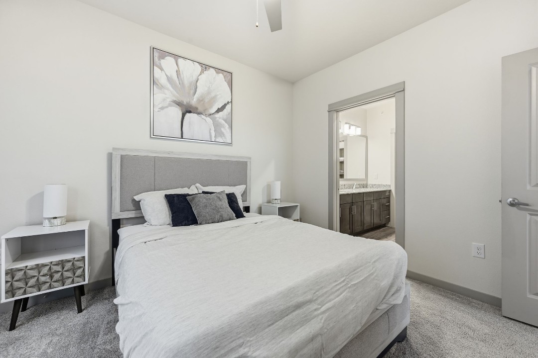 Chisholm Trace · Unit 232 2/2