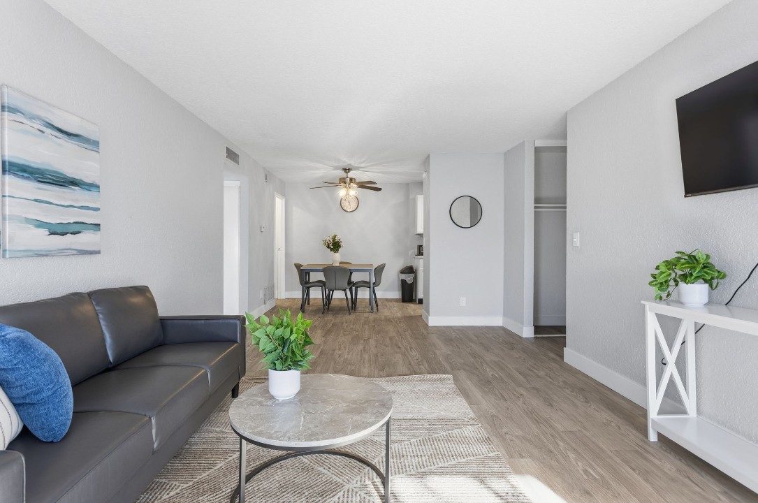 Hillcrest 8304E · Unit 1/1
