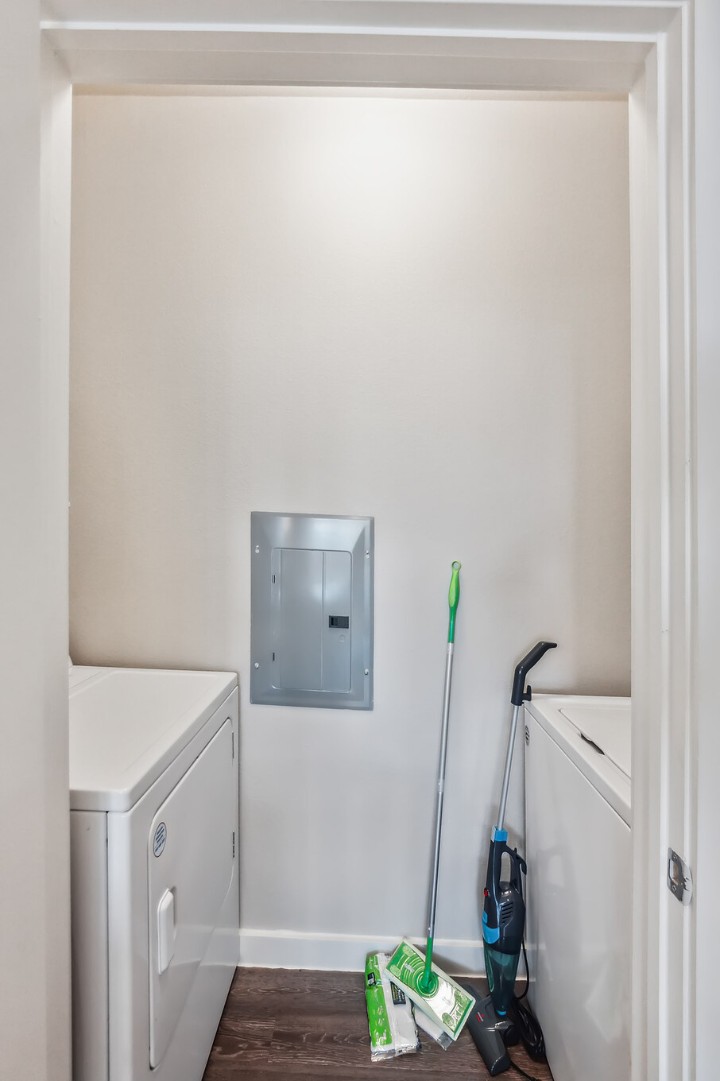 Smart Living Cullen, · Unit 3305 1/1