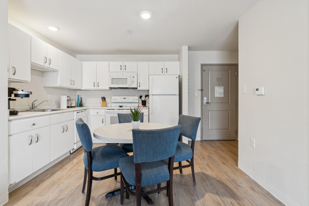 Simplicity At the Rim · Unit 1401 2/2