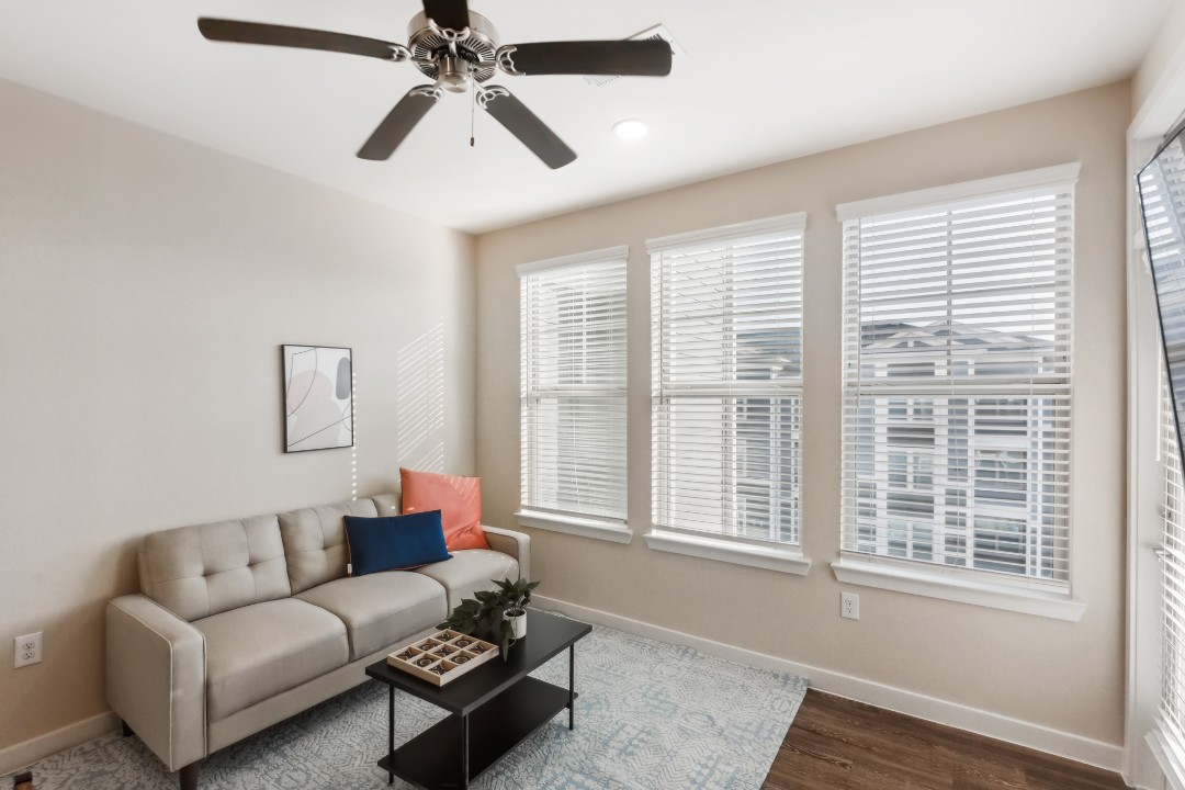 Smart Living Cullen, · Unit 3305 1/1