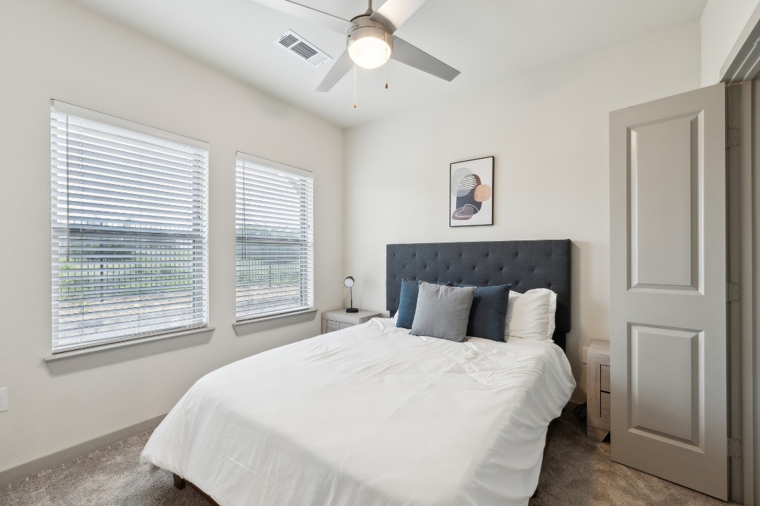 Chisholm Trace · Unit 422 2/2
