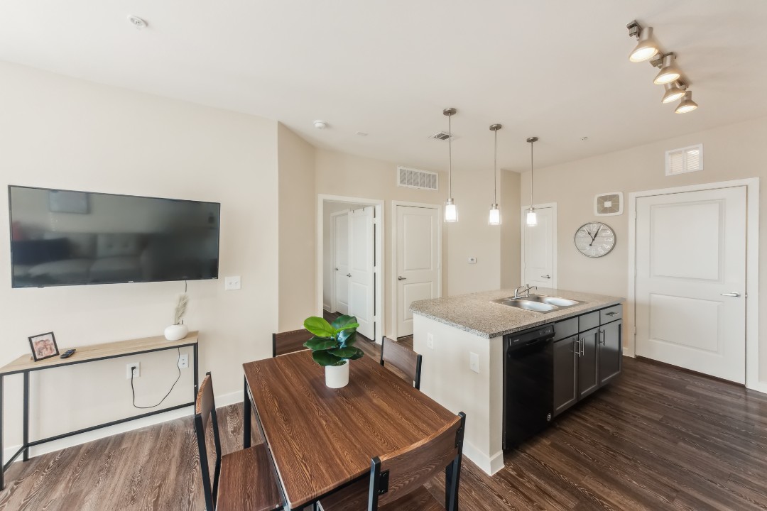 Smart Living Cullen, · Unit 3305 1/1