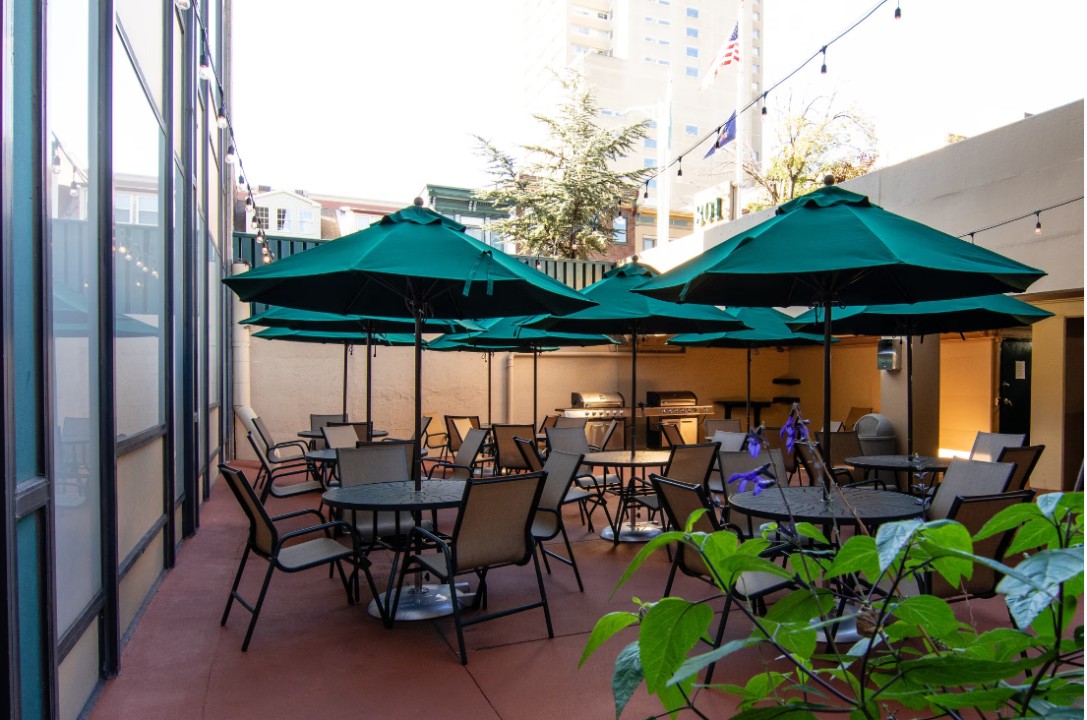 Pa Place 1111, 1br