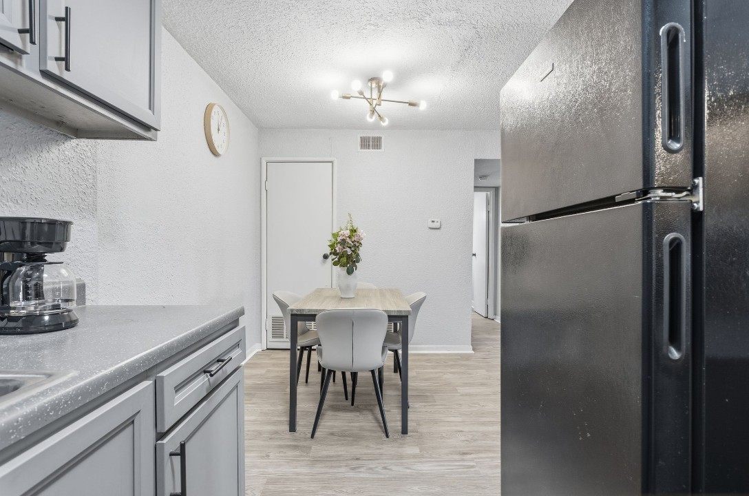 Hillcrest 5704F · Unit 1/1