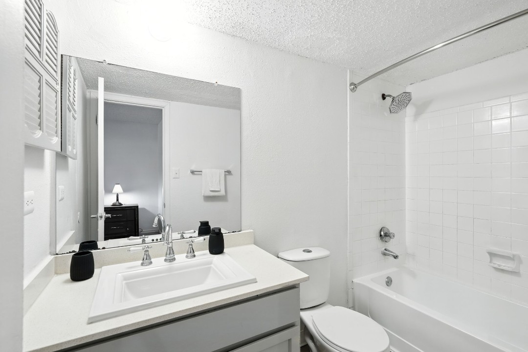 Mueller Flats · Unit 1223 2/2