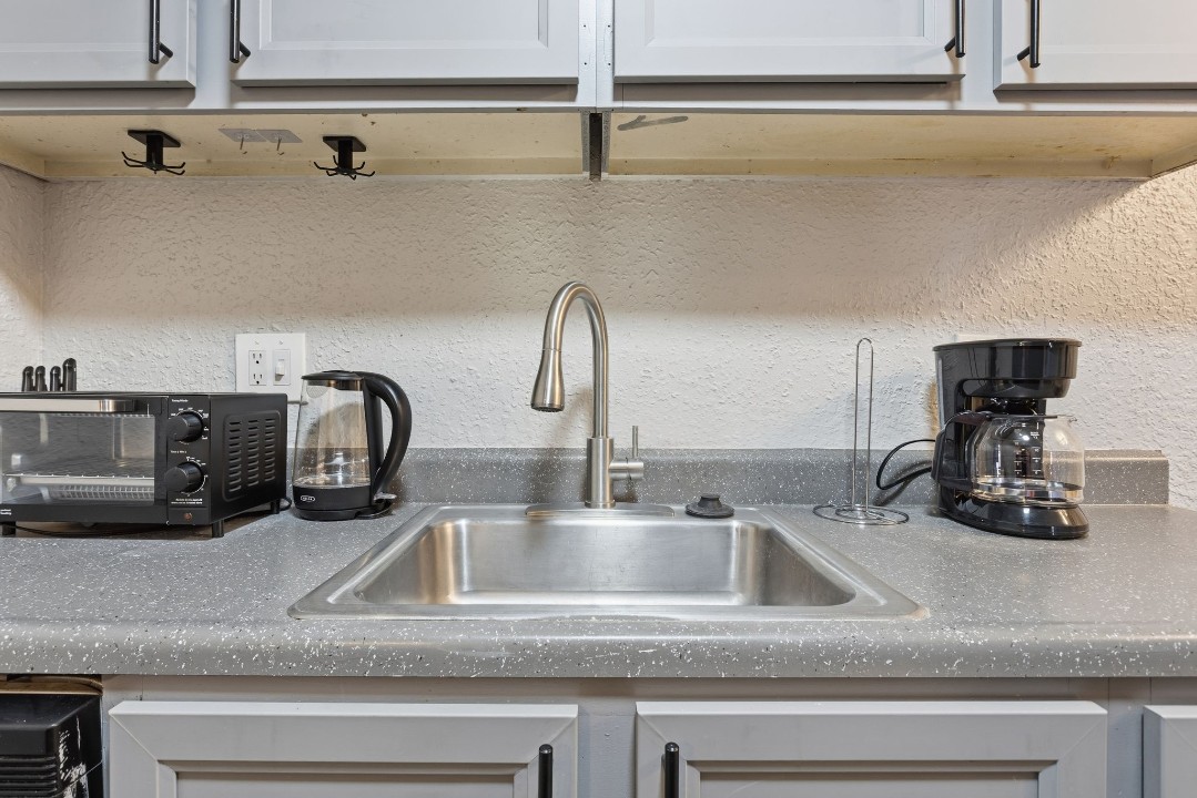 Hillcrest 5704F · Unit 1/1