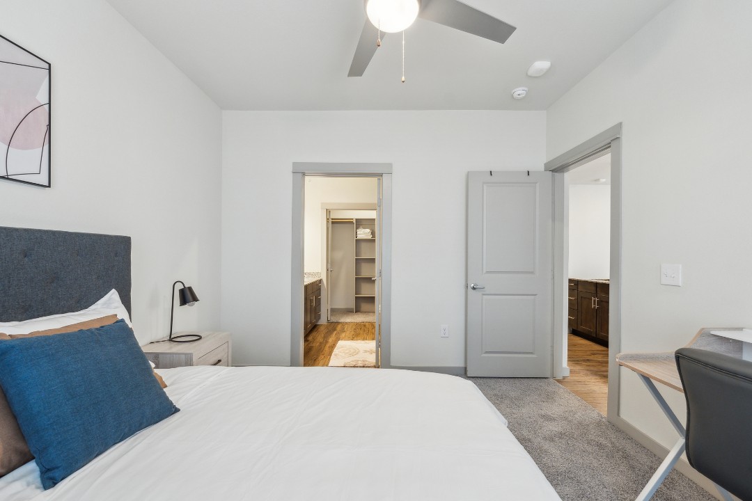 Chisholm Trace · Unit 827 2/2