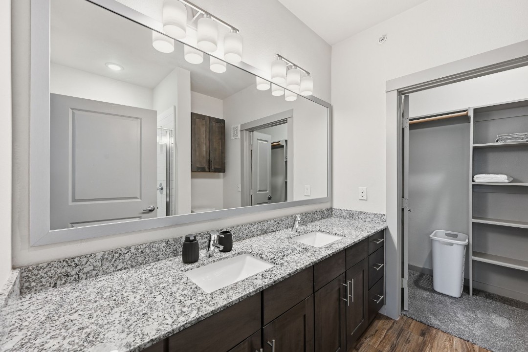 Chisholm Trace · Unit 812 2/2