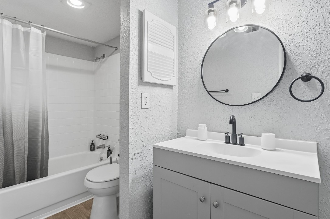Hillcrest 5704F · Unit 1/1