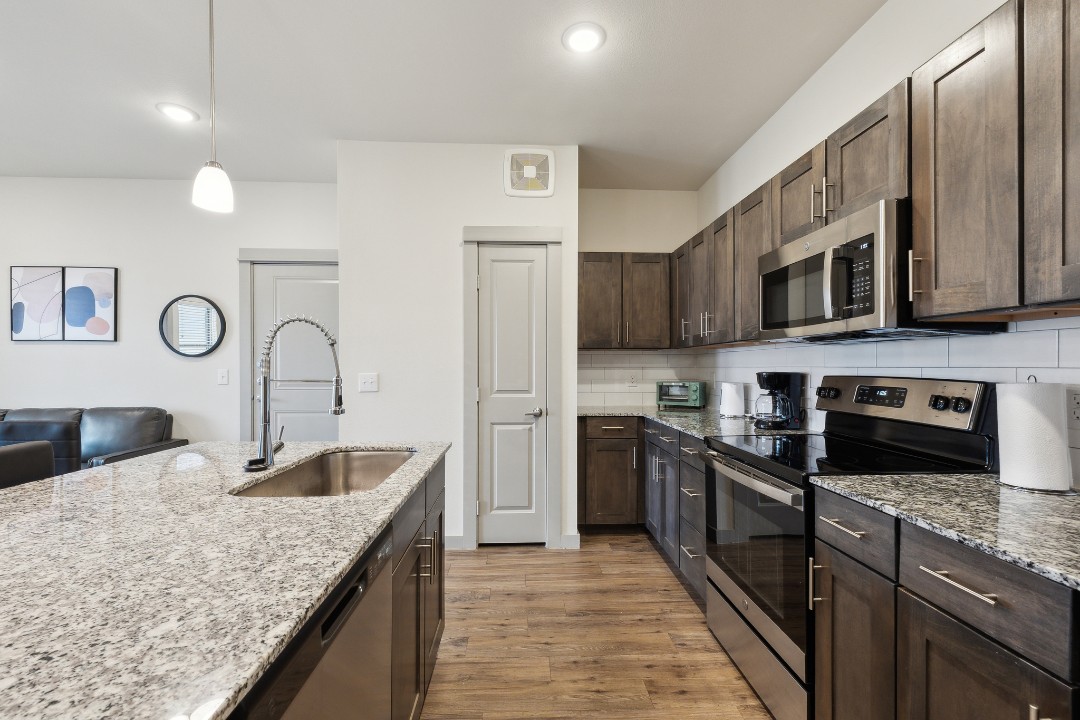 Chisholm Trace · Unit 933 1/1