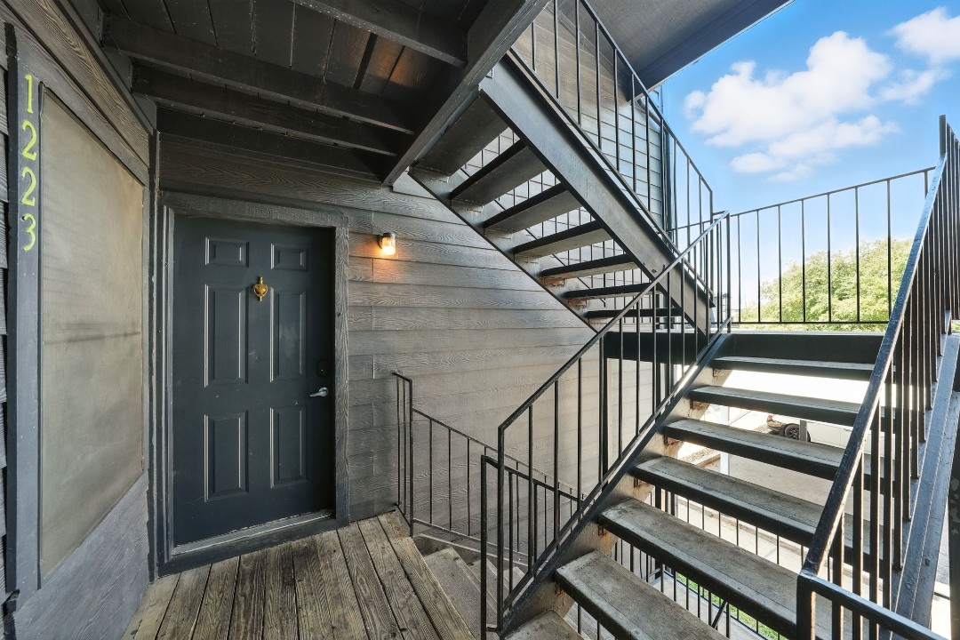 Mueller Flats · Unit 1223 2/2