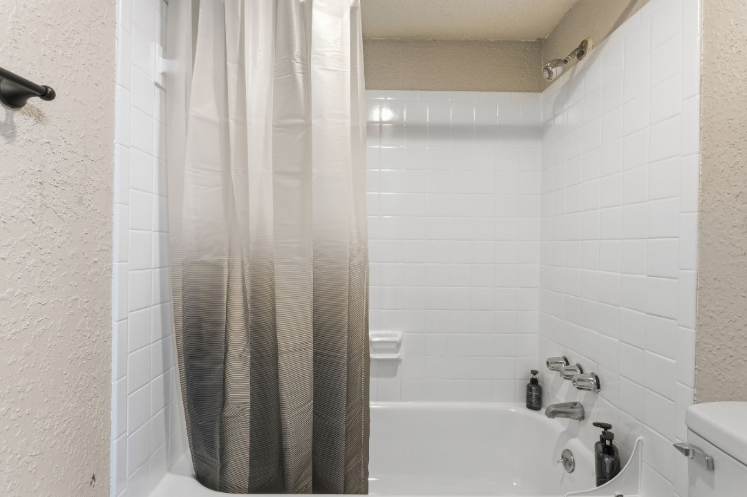 Hillcrest 5704F · Unit 1/1