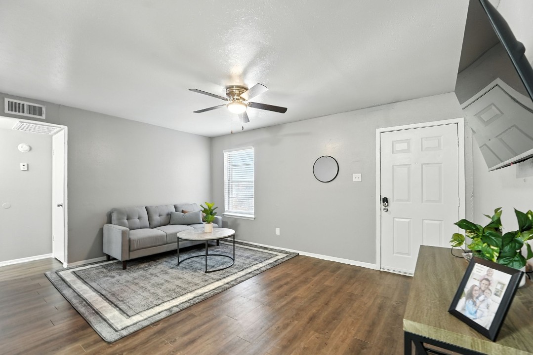 Eureka village · Unit 221 1/1