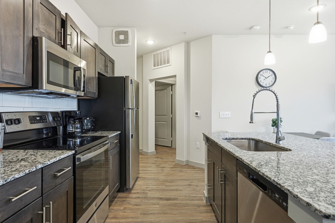 Chisholm Trace · Unit 812 2/2