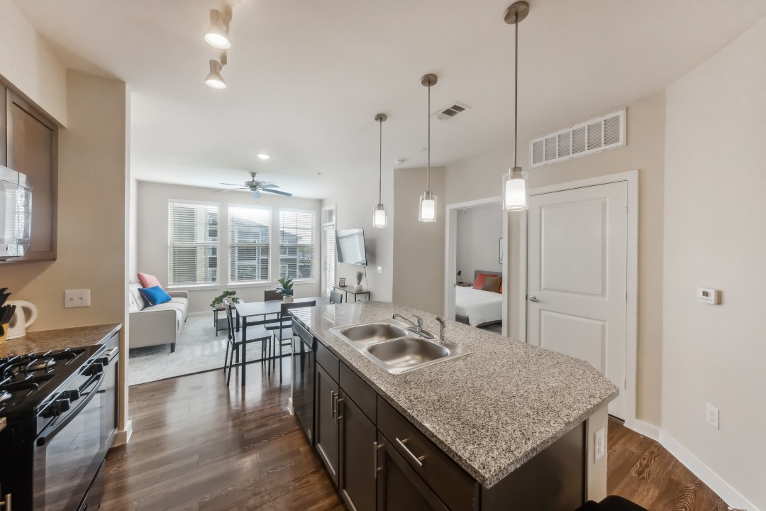 Smart Living Cullen, · Unit 3305 1/1