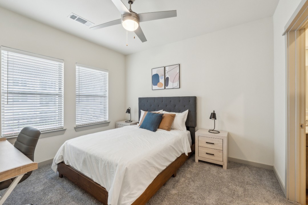 Chisholm Trace · Unit 827 2/2