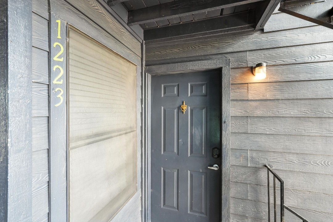 Mueller Flats · Unit 1223 2/2