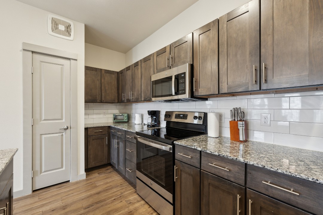 Chisholm Trace · Unit 933 1/1