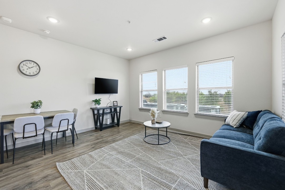 Chisholm Trace · Unit 812 2/2