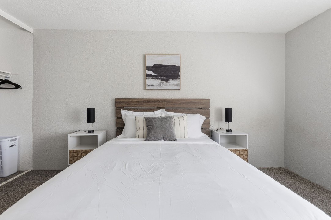 Hillcrest 8330F · Unit 1/1