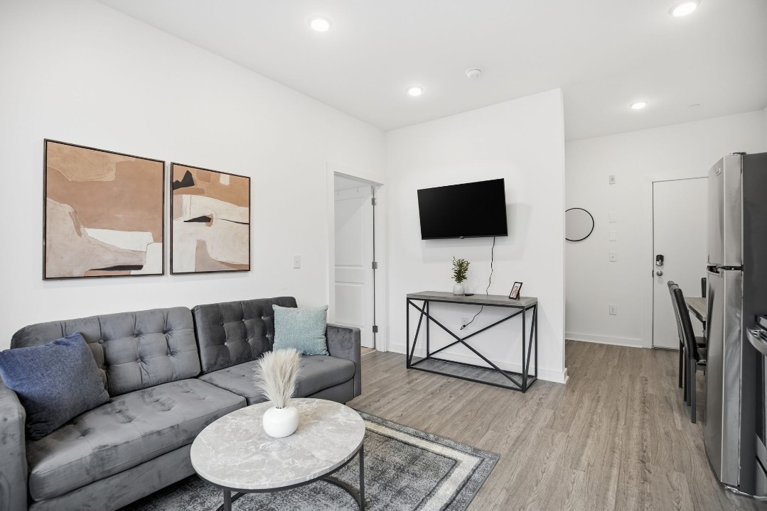 Fairmount Square 1528-2F · Unit 1/1