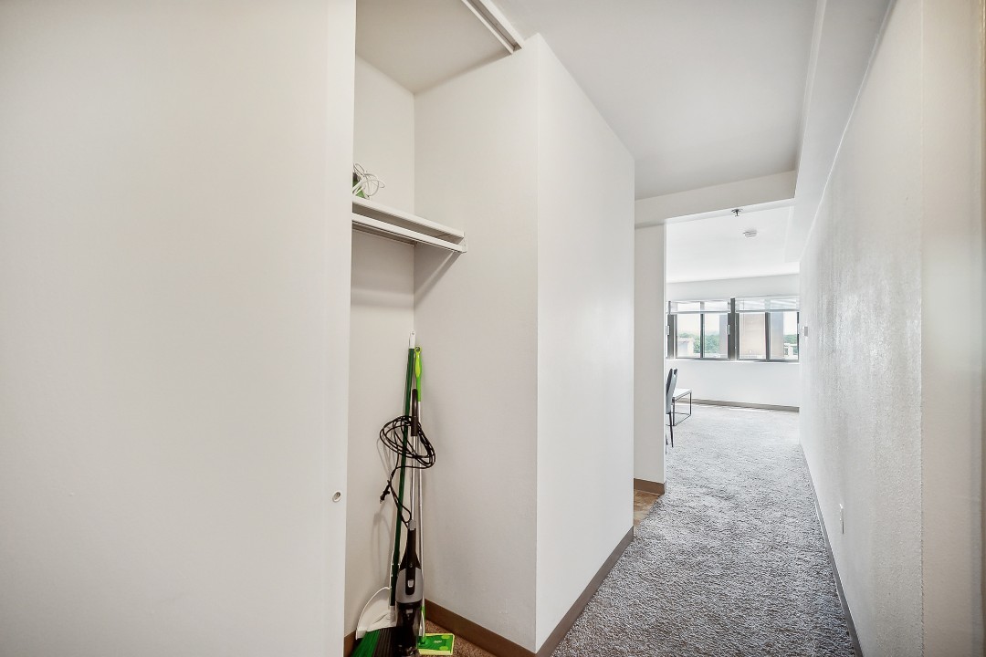 Pa Place 1111, 1br