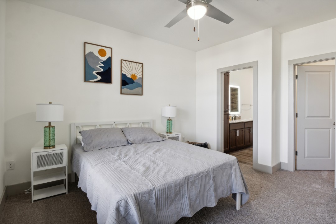 Overlook at Farragut 1214, 1BD/1BA