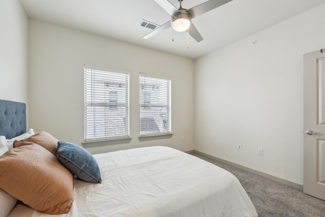 Chisholm Trace · Unit 827 2/2