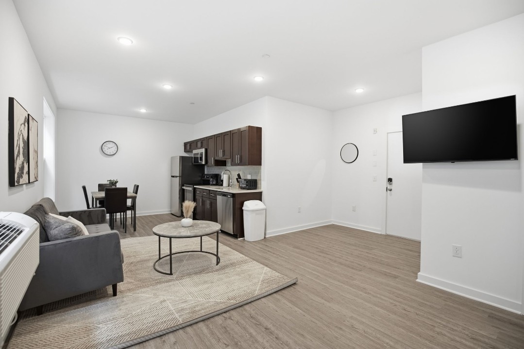 Fairmount Square 1528- 2H · Unit 1/1