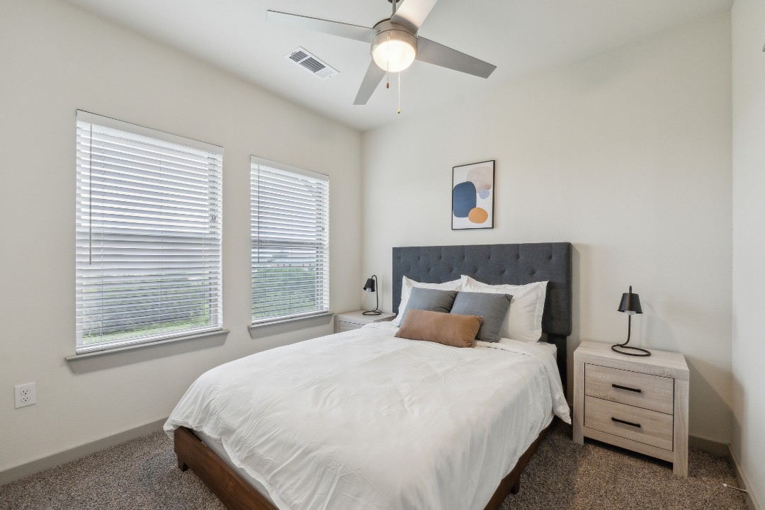 Chisholm Trace · Unit 1022 2/2