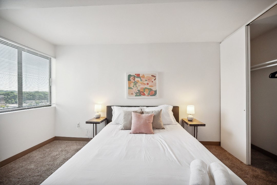 Pa Place 1111, 1br